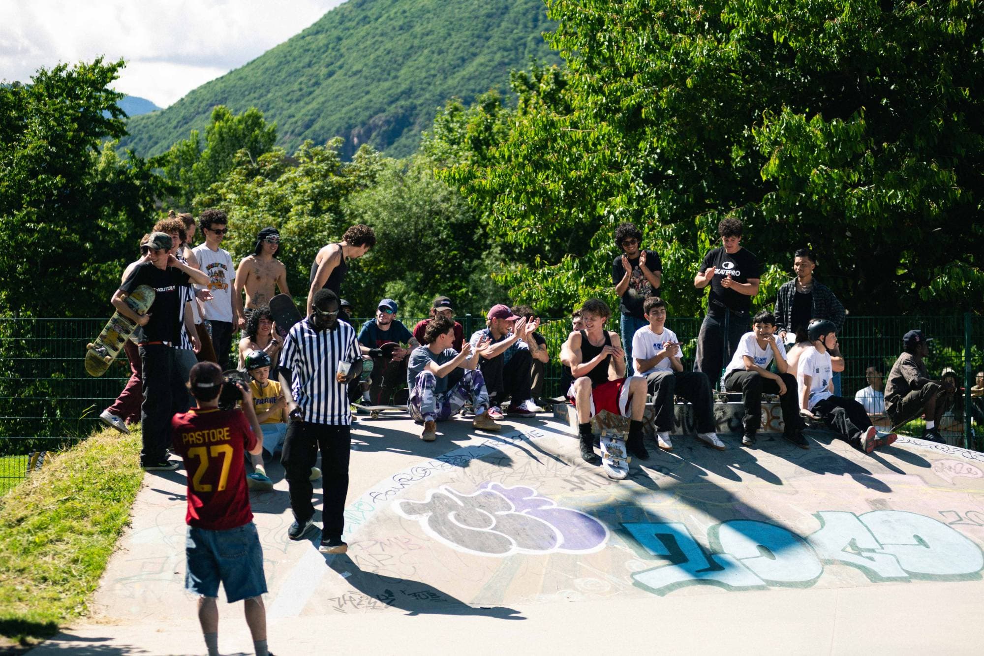 Skater a un contest di sk8project allo skatepark al Talvera a Bolzano